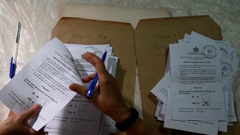 Un miembro de las autoridades electorales cuenta las papeletas en un colegio electoral de La Habana.