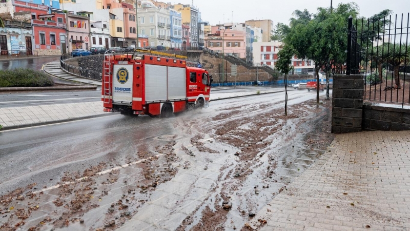 25/9/22 Un camión de bomberos circula por una calle llena de barro tras las lluvias que asolan el oeste peninsular y Canarias, a 25 de septiembre de 2022.