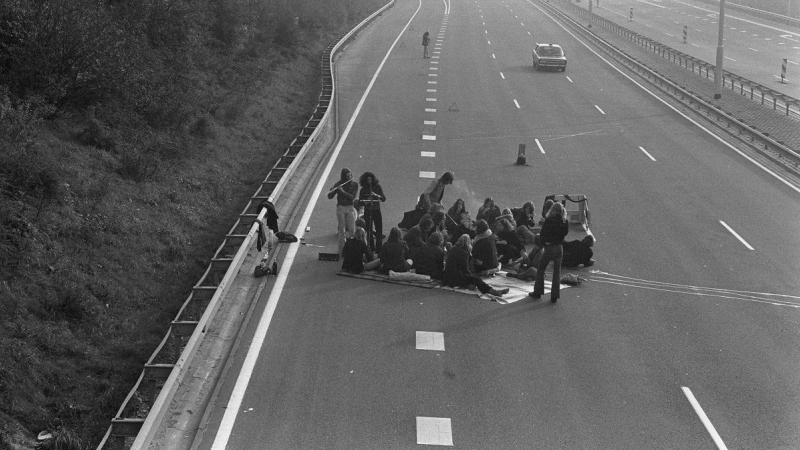 Un grupo de personas celebran un picnic con música en mitad de una autopista de Países Bajos en una jornada del 'Domingo sin coches' impulsada como respuesta a la crisis del petróleo de 1973.