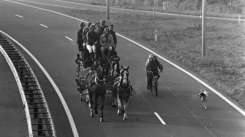 Un grupo de personas viaja por una carretera en una carroza movida por caballos en una jornada del 'Domingo sin coches' celebrada en los Países Bajos como respuesta a la crisis del petróleo de 1973.
