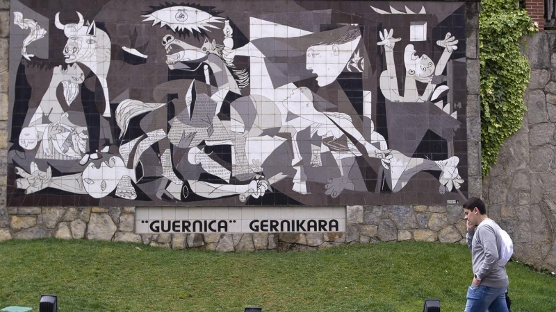 26/04/2017-Un hombre pasa junto a una copia del cuadro de Picasso 'Guernica' situada en la localidad española de Gernika, en el norte del País Vasco, el 26 de abril de 2017.