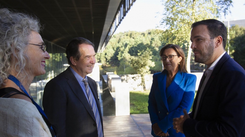 26/09/2022-El ministro de Consumo, Alberto Garzón, con la subdelegada del Gobierno, Maia Larriba; el alcalde de Vigo, Abel Caballero y la directora eecutiva del AESAN Isabel Peña-Rey (i), durante su visita al Laboratorio Nacional de Biotoxinas Marinas