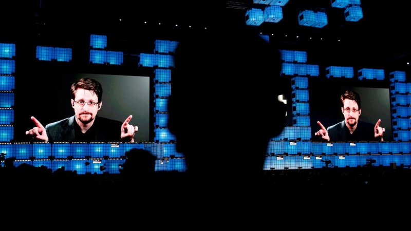 Edward Snowden participa por videoconferencia durante la conferencia Web Summit de Lisboa de noviembre de 2019.