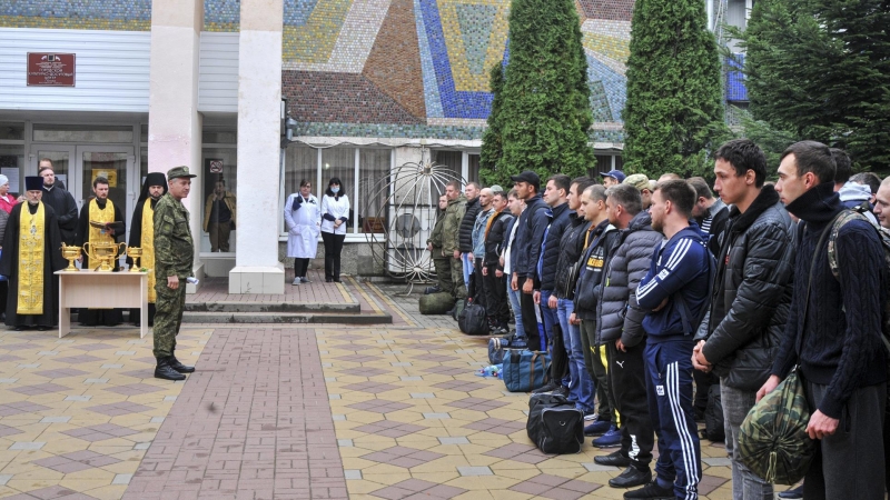 26/09/2022-Hombres rusos reclutados asisten a una ceremonia de despedida frente a una oficina de reclutamiento en Bataysk, región de Rostov, Rusia, 26 de septiembre de 2022.