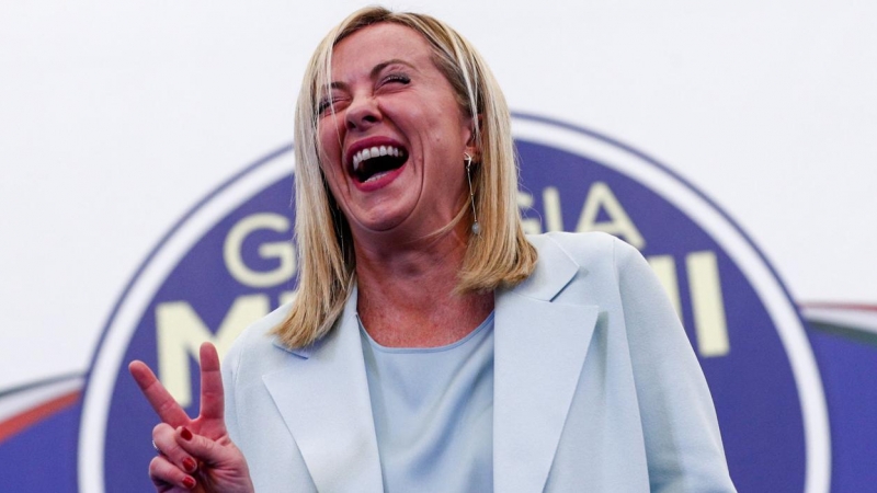 La ultraderechista Giorgia Meloni celebra su victoria en las elecciones de Italia.