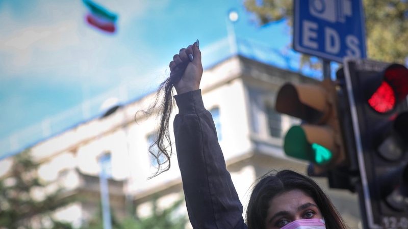 Manifestante frente a la embajada iraní en Turquía, a 26 de septiembre de 2022.