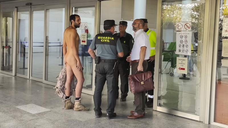 El joven nudista Alejandro Colomar trata de acceder desnudo a los juzgados de València.