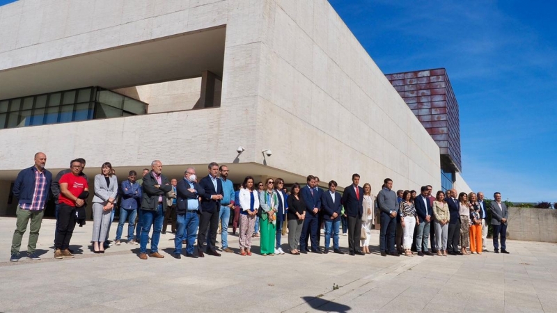 Diputados de Castilla y León participan en un minuto de silencia frente a la sede de las Cortes.