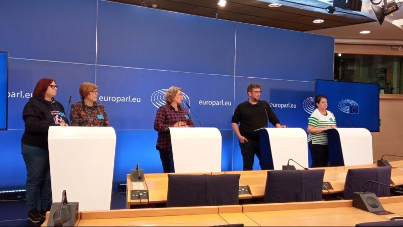 Un grupo de aparadoras, junto al eurodiputado Miguel Urbán, en el Parlamento Europeo.