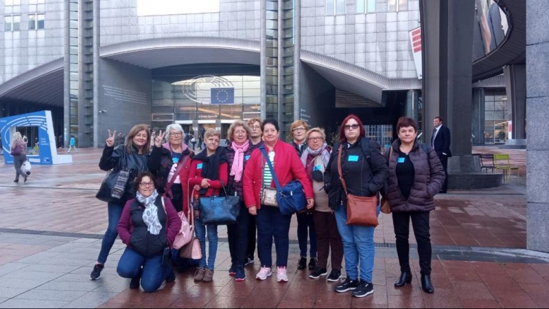 La delegación de aparadoras posa junto a la sede del Parlamento Europeo en Bruselas.