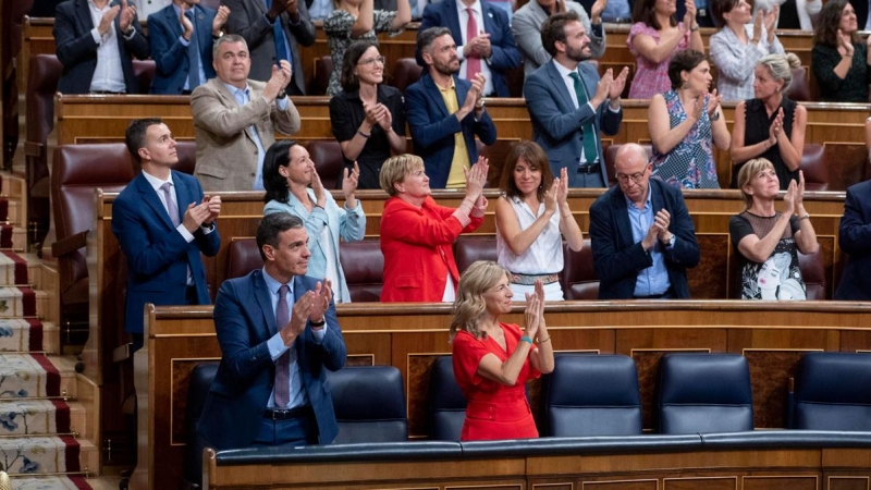 14/07/2022.- El presidente del Gobierno, Pedro Sánchez, y la vicepresidenta segunda, Yolanda Díaz, aplauden en el Congreso. Alberto Ortega / Europa Press