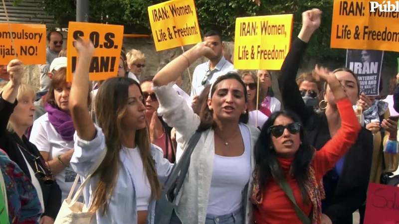 Mujeres feministas reclaman apoyo internacional ante la embajada iraní: 'No hay día que en Irán no se asesine'
