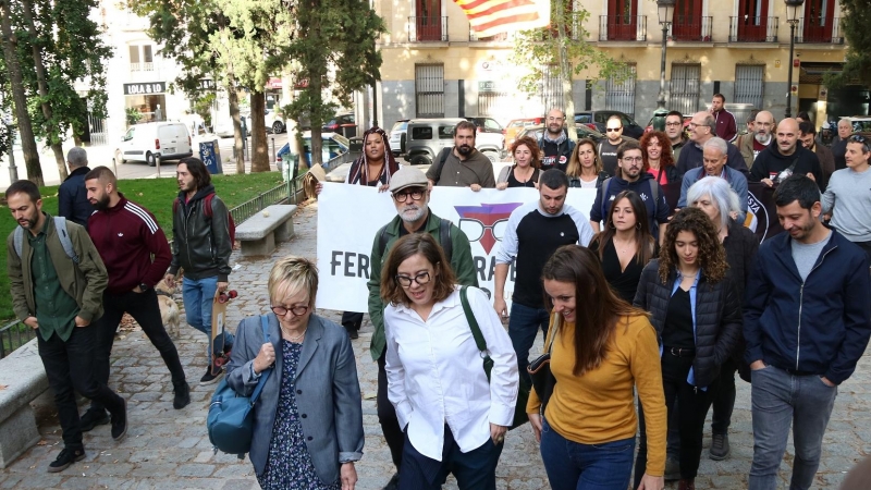 La diputada de la CUP al Parlament Eulàlia Reguant a l'entrada del Tribunal Suprem acompanyada d'un grup de suport.