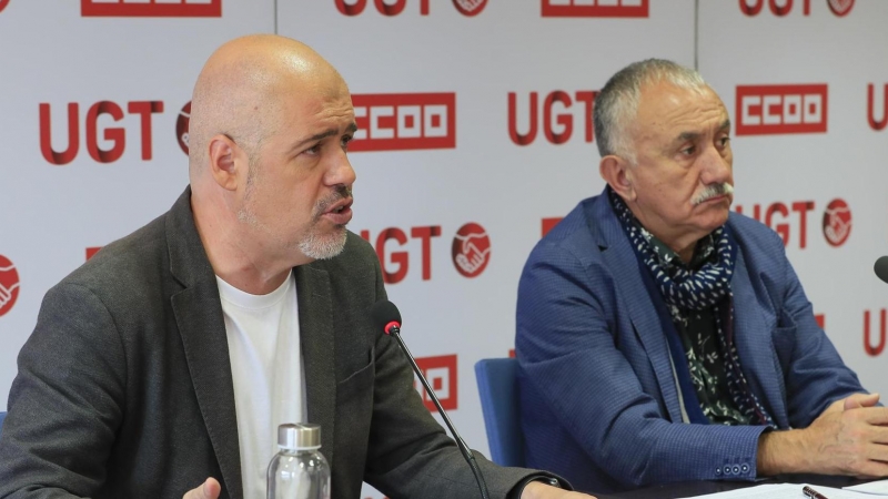 Los secretarios generales de CCOO y UGT, Unai Sordo (i) y Pepe Álvarez (d), presentan el calendario de movilizaciones en los próximos meses para la subida de salario, este miércoles, en Madrid