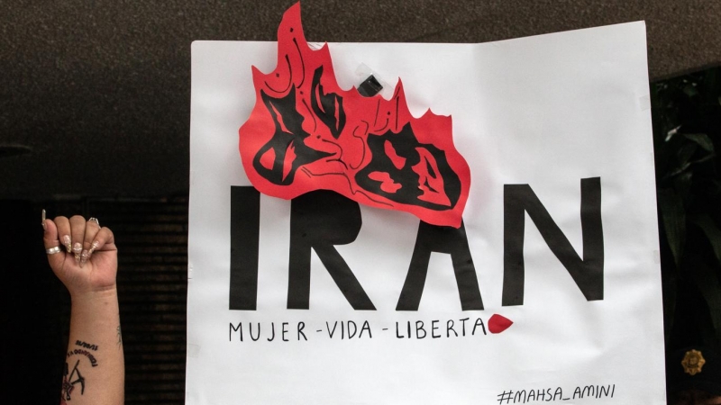 Fotografía de un cartel en una manifestación junto a la embajada de Irán en Ciudad de México (México), a 27 de septiembre de 2022.