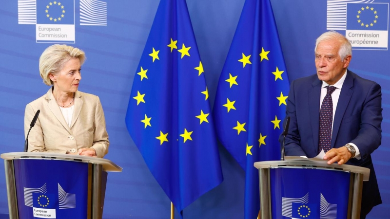 La presidenta de la Comisión Europea, Ursula von der Leyen, junto al alto representante de la UE para Asuntos Exteriores y Política de Seguridad, Josep Borrell.