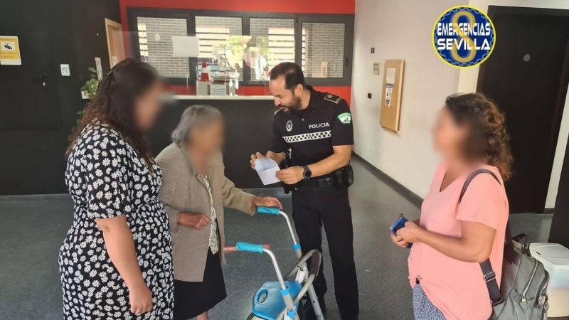 La mujer de 87 años recupera el dinero y se reúne en comisaría con la vecina de Rochelambert que encontró el sobre, a 28 de septiembre de 2022.