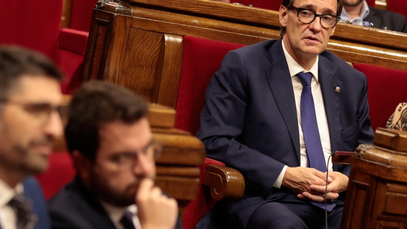 El líder del PSC, Salvador Illa, mira el president de la Generalitat, Pere Aragonès, i el vicepresident del Govern, Jordi Puigneró, abans de ser cessat, al debat de política general.