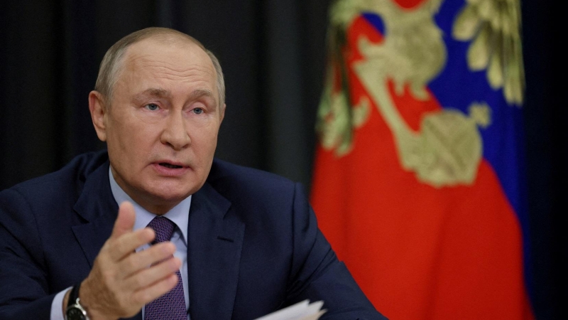 El presidente ruso Vladimir Putin preside una reunión a través de un enlace de video en Sochi