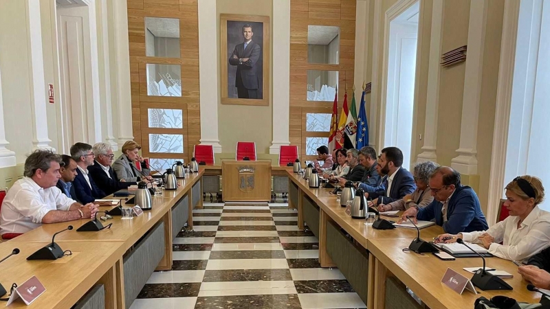 Reunión en el ayuntamiento de Cáceres