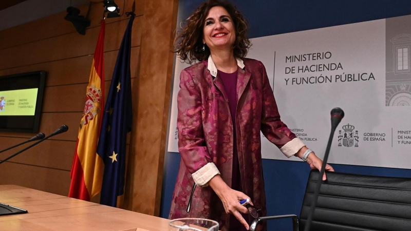La ministra de Hacienda, María Jesús Montero, sonríe a su llegada a la rueda de prensa convocada este jueves para presentar el paquete de medidas fiscales del Gobierno