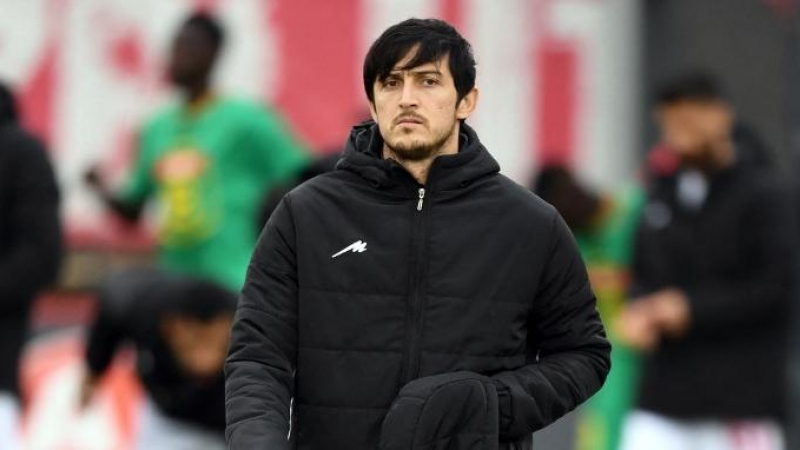 El delantero iraní Sardar Azmoun con el abrigo negro que los jugadores llevaron encima de la equipación en los que no se ningún símbolo del país.