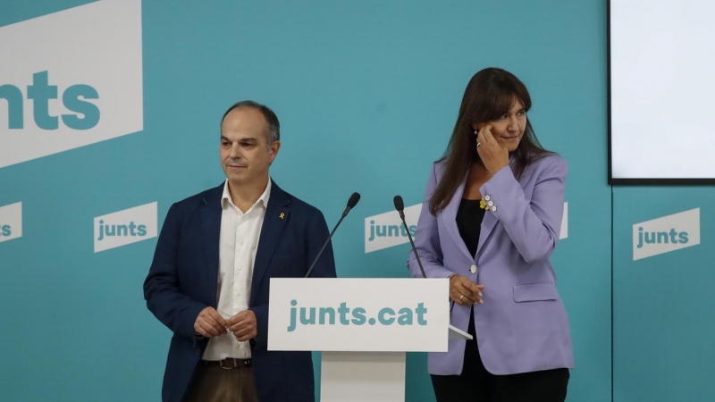 El secretario general de JxCat Jordi Turull (i) y la presidenta del partido, Laura Borràs (d), ofrecen una comparecencia en la sede de su formación tras la reunión de su ejecutiva.