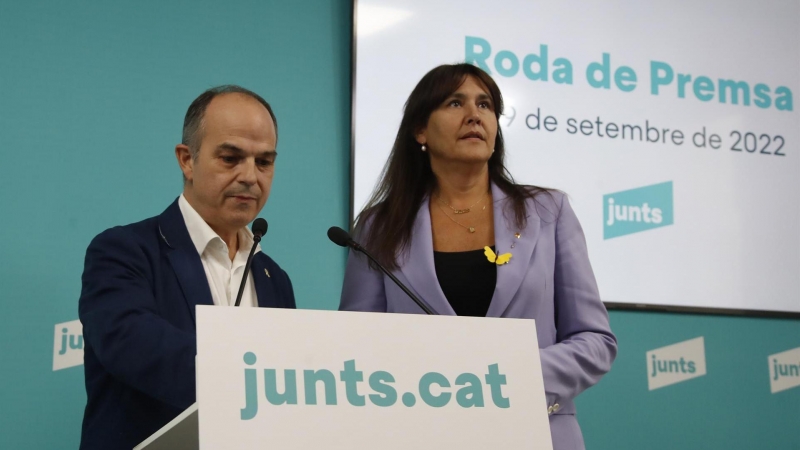 El secretario general de JxCat Jordi Turull (i) y la presidenta del partido, Laura Borràs (d), ofrecen una comparecencia en la sede de su formación este 29 de septiembre de 2022.