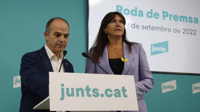 El secretario general de JxCat Jordi Turull (i) y la presidenta del partido, Laura Borràs (d), ofrecen una comparecencia en la sede de su formación este 29 de septiembre de 2022.