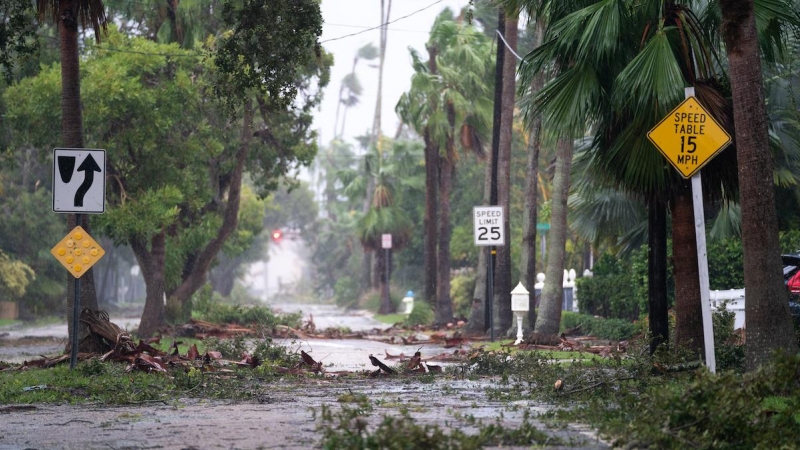 Escombros tras el paso del huracán Ian en una calle de la localidad de Sarasota, Florida, a 28 de septiembre de 2022.