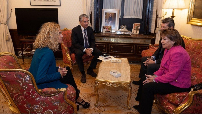 La presidenta del Congreso, Meritxell Batet, en la reunión de este viernes con la portavoz de Juezas y Jueces para la Democracia, Ascensión Martín Sánchez, y el integrante de su secretariado, Edmundo Rodríguez Achútegui