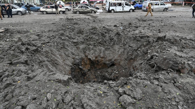 Un cráter provocado por un ataque con misiles rusos en Zaporiyia, Ucrania, 30 de septiembre de 2022