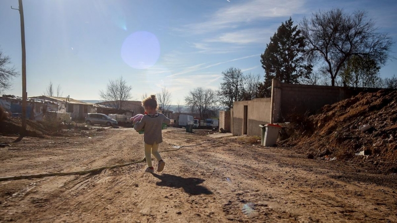 Una niña camina por la Cañada Real, en una imagen de archivo tomada el 31 de diciembre de 2021, en Madrid