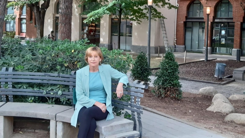 Carme Forcadell fotografiada en uns jardins de Sabadell, la ciutat on resideix, durant l'entrevista.