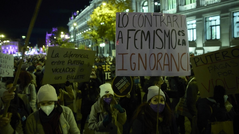 Un grupo de personas participa en una manifestación convocada por Movimiento Feminista contra la violencia machista, a 25 de noviembre de 2021, en Madrid, (España).