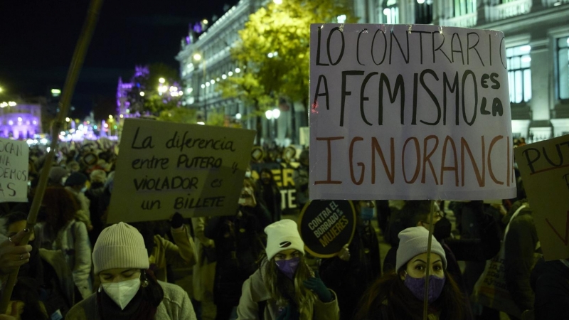 Un grupo de personas participa en una manifestación convocada por Movimiento Feminista contra la violencia machista, a 25 de noviembre de 2021, en Madrid, (España).