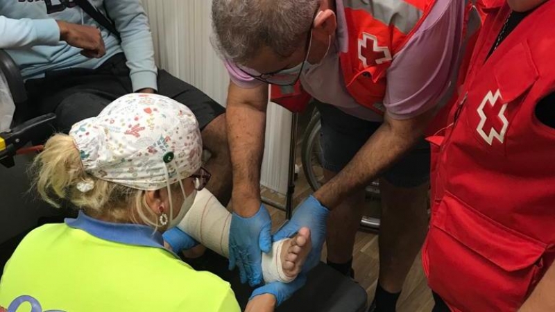 Joven migrante siendo atendido por Cruz Roja tras desembarcar en la costa de la Región de Murcia.