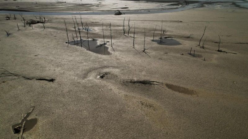 Las altas temperaturas registradas durante el verano y la escasez de precipitaciones han dejado el embalse de Yesa en mínimos. Fotografía del 20 de septiembre de 2022.