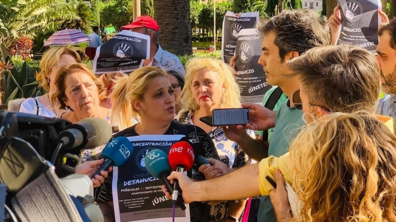 María M. sostiene un cartel en una manifestación contra su desahucio celebrada ante el Ayuntamiento de Málaga