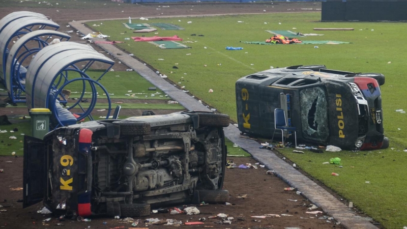 Vehículos policiales dañados yacen en el campo dentro del estadio Kanjuruhan en Malang, Java Oriental, Indonesia, 02 de octubre de 2022.