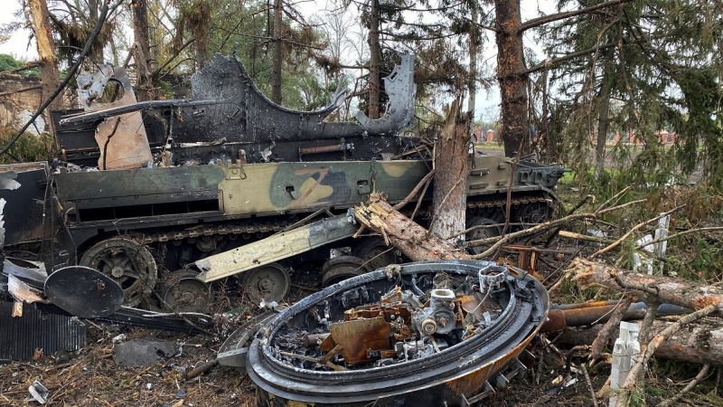 01/10/2022 Un vehículo militar ruso destruido en la región ucraniana de Járkov