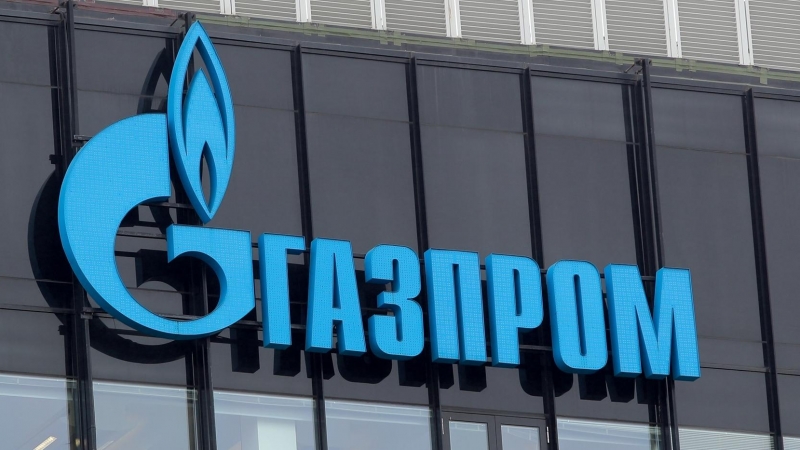 El logotipo de Gazprom se ve en una sucursal de la empresa estatal rusa en San Petersburgo.