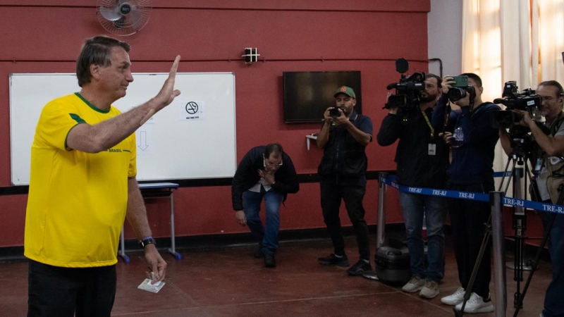 El presidente brasileño Jair Bolsonaro saluda tras votar hoy, en un puesto de votación en Río de Janeiro (Brasil).