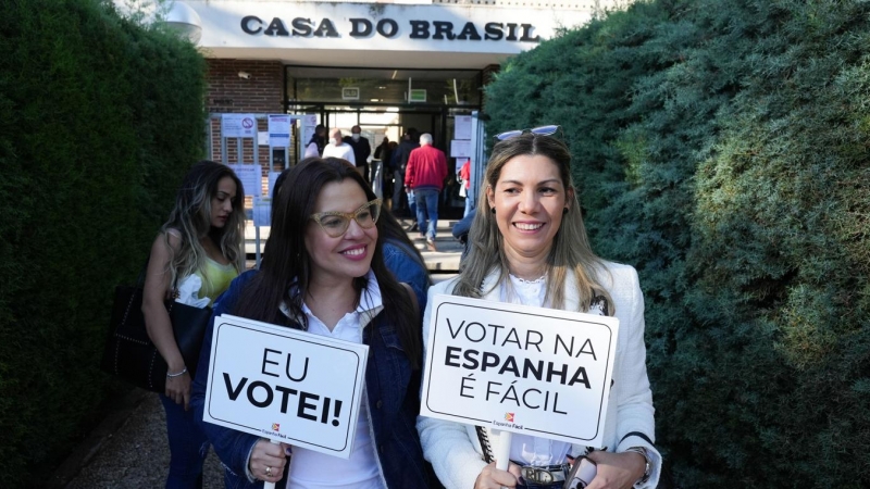 Dos ciudadanas brasileñas sonríen tras ejercer su derecho al voto en el colegio mayor universitario Casa do Brasil, en Madrid, este domingo.