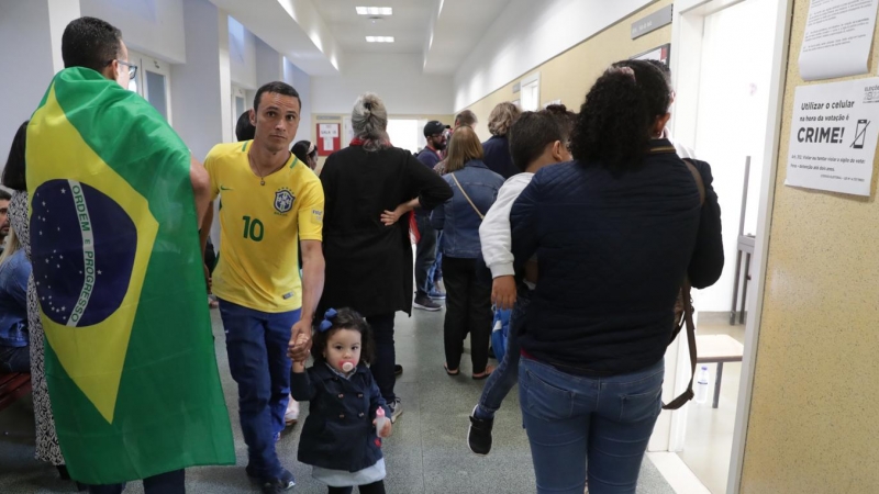 Personas asisten a votar durante las elecciones generales brasileñas en un colegio electoral en Lisboa, Portugal, 02 de octubre de 2022.