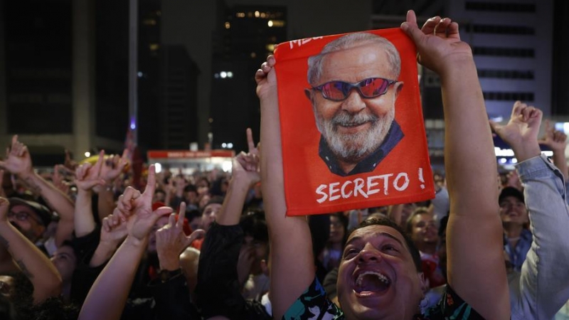 Simpatizantes de Lula da Silva celebran mientras se publican los resultados parciales de las elecciones brasileñas este 2 de octubre de 2022, en la Avenida Paulista de Sao Paulo (Brasil).