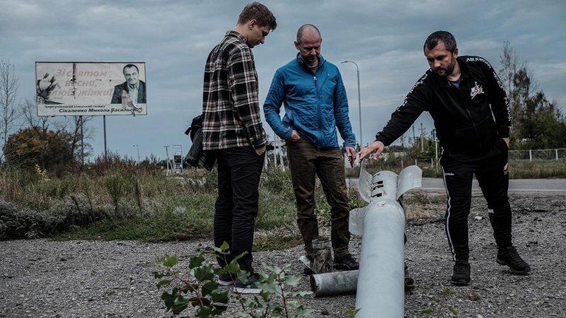 Un proyectil de grandes dimensiones clavado en el asfalto de la carretera que une Kharkiv capital con la localidad de Thyrkuny