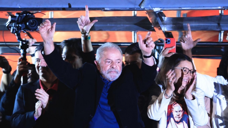 El expresidente y candidato presidencial Luiz Inácio Lula da Silva, acompañado de su esposa, Rosangela da Silva (d), saluda a simpatizantes que celebran los resultados de las elecciones presidenciales hoy, en la Avenida Paulista de Sao Paulo (Brasil)