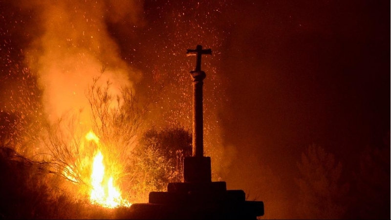 3/10/22 Un cruceiro rodeado por las llamas en un incendio forestal en la comarca de Valdeorras.