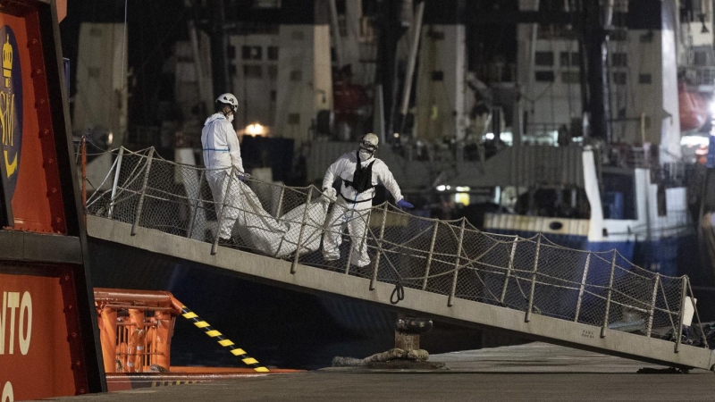 3/10/22 Llegan a Las Palmas los cuatro cadáveres de la neumática encontrada a la deriva, a 3 de octubre de 2022.